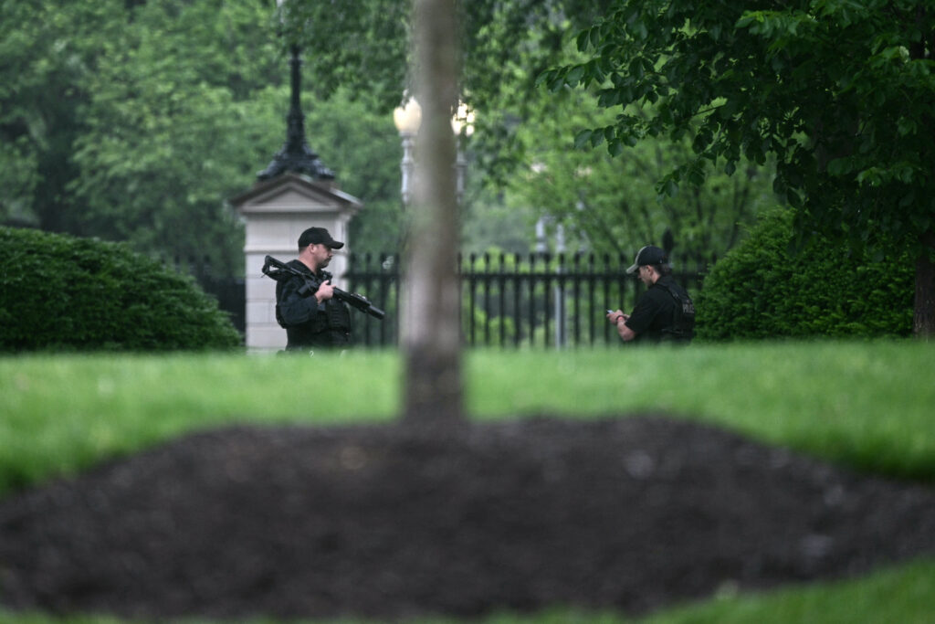secret service agents outside White House