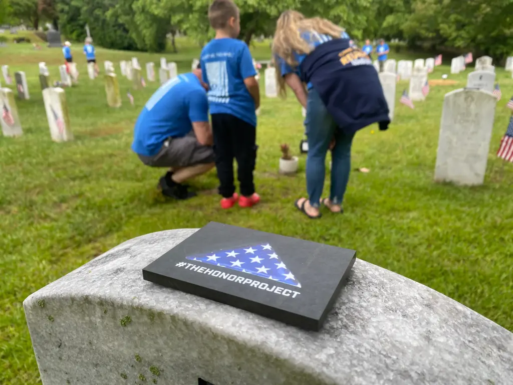 Travis Manion Foundation laying placards on headstones of fallen soldiers in Raleigh (Judith Retana/CBS 17)