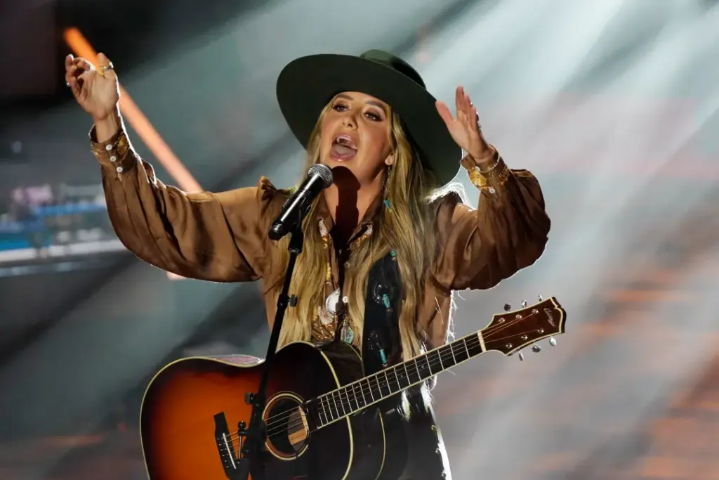 Lainey Wilson performing.